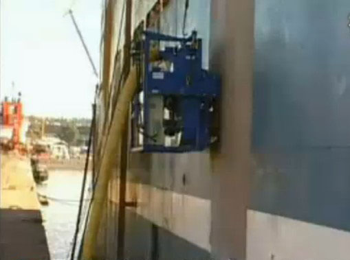 垂直石油儲罐拋丸機防腐施工現場 垂直石油儲罐拋丸機防腐施工現場